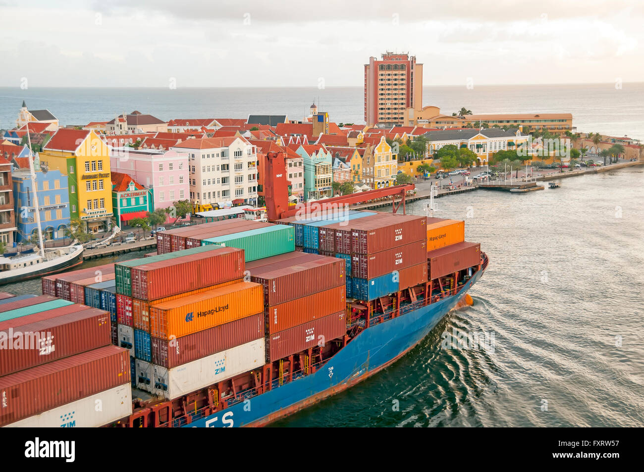 Contenitore di carico nave viaggi St Anna Bay dividendo Punda e Otrabanda i lati di Willemstad Curacao Foto Stock