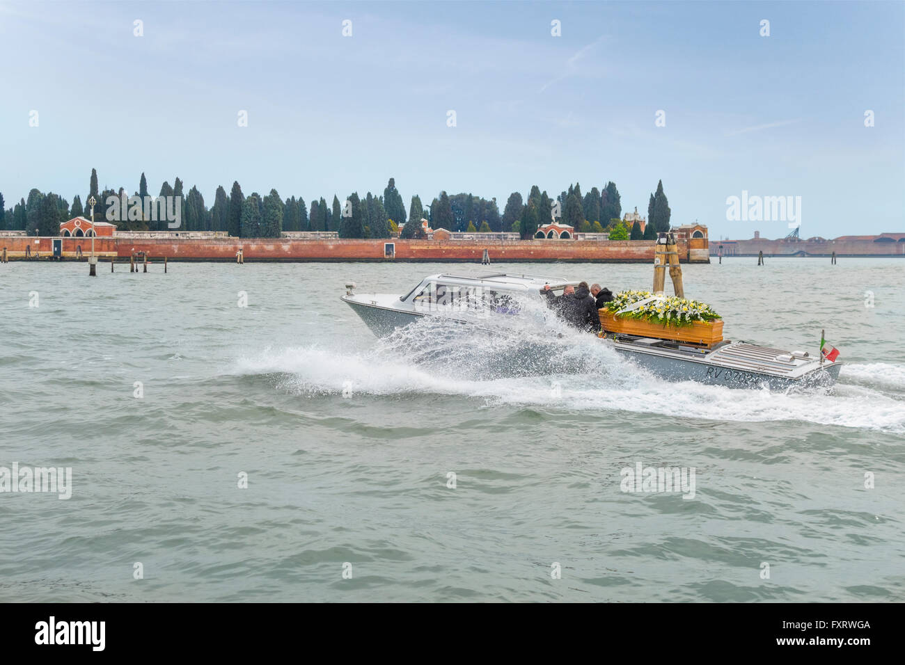 Venezia, Italia. Funebre di acqua o corredi funebri, barca funeraria sul suo cammino a Venezia il cimitero sulla isola di San Michele isola. Foto Stock