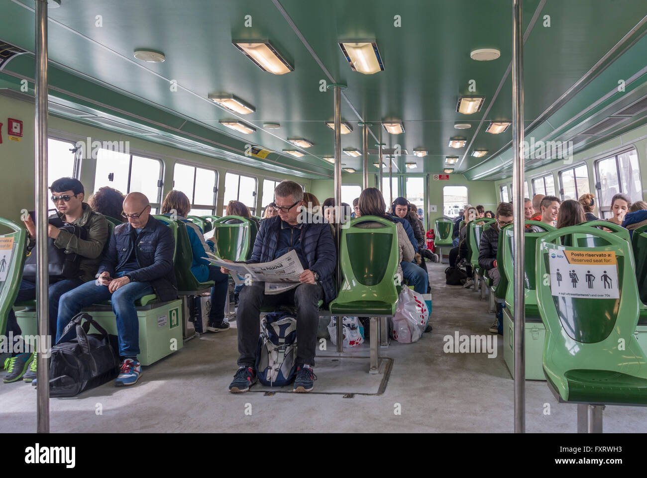 Venezia Vaporetto per Murano, Burano e Torcello. I pendolari e i turisti in laguna di Venezia autobus d'acqua. Foto Stock