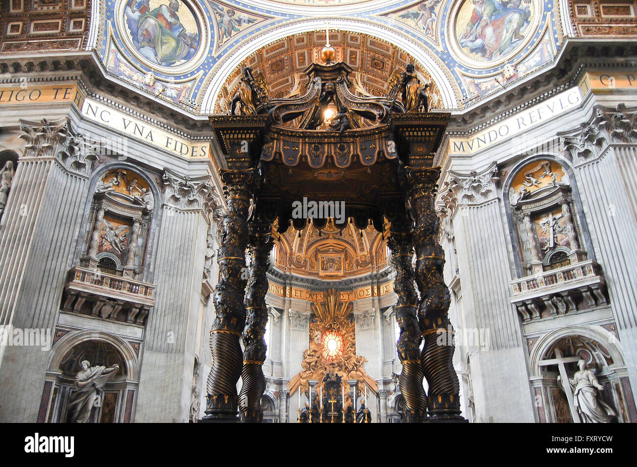 Bernini Baldacchino altare - La Basilica di San Pietro - Città del
