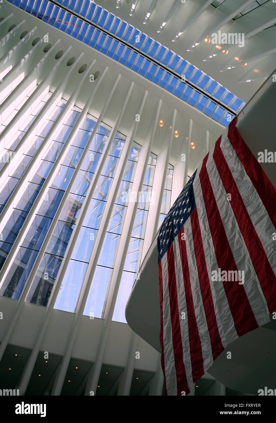 Guardando attraverso il vetro del soffitto e delle pareti all'interno del WTC Oculus, New York City, NY, STATI UNITI D'AMERICA Foto Stock
