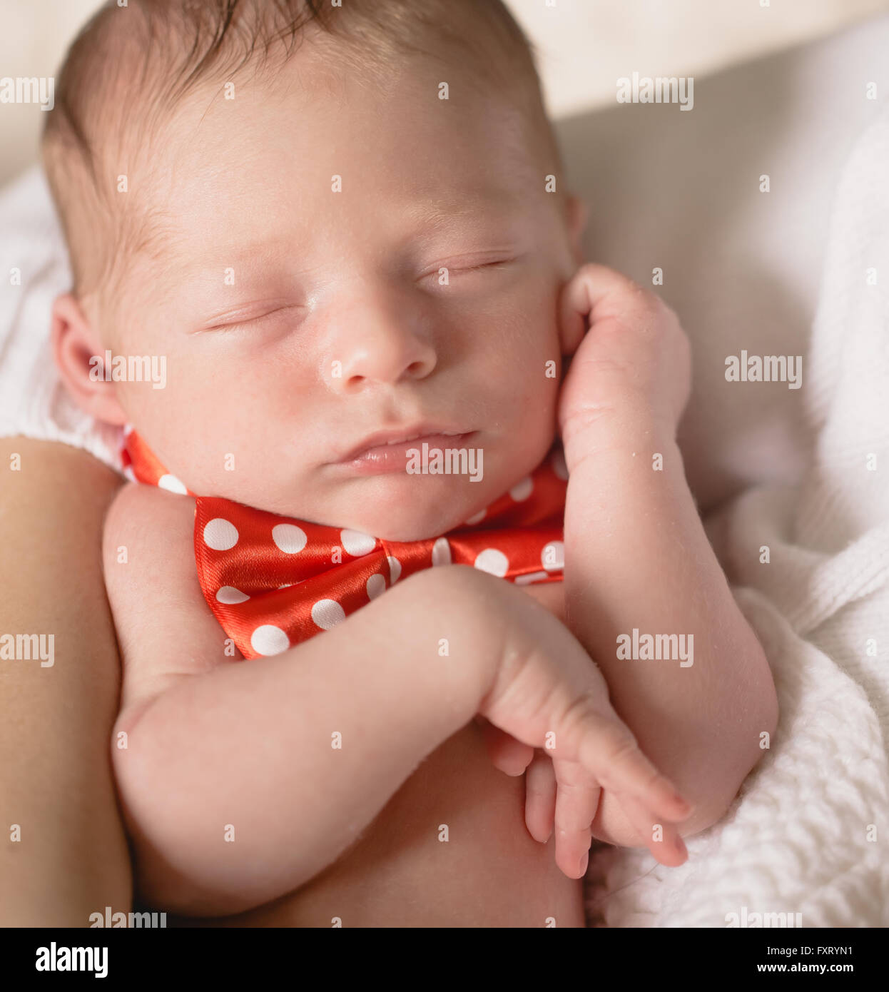 Neonato dorme sul foglio Foto Stock