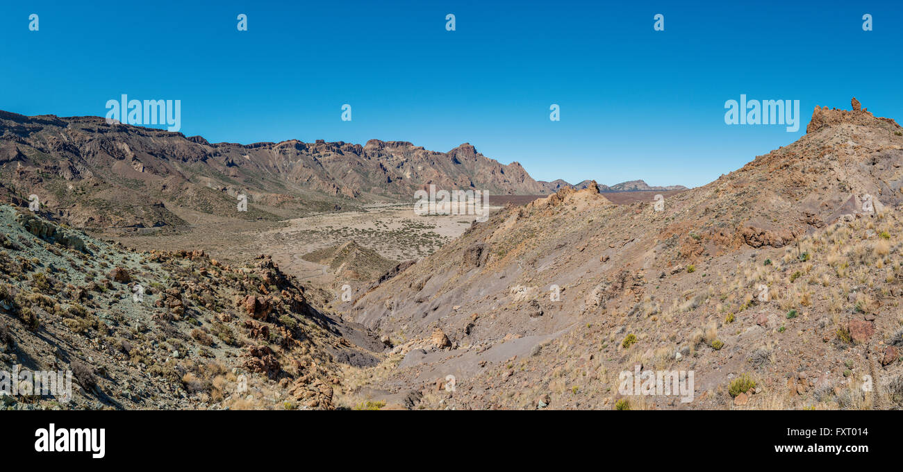 Paesaggio intorno al vulcano Teide: pietrificato di flussi di lava e taglienti rocce vulcaniche assomiglia alla Luna. Il monte Teide, Tenerife. Foto Stock