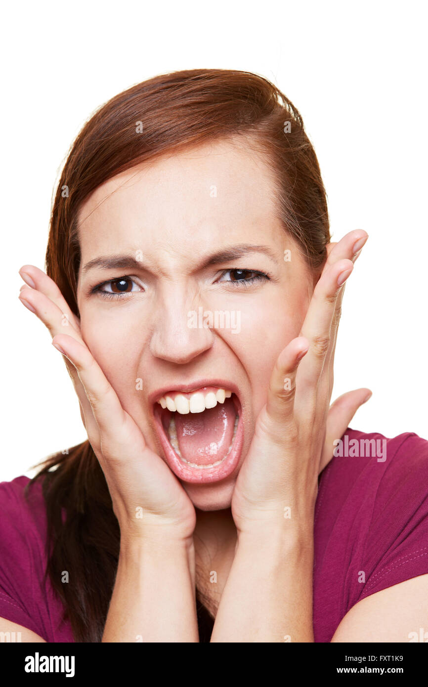 Giovane donna attraente gridando ad alta voce con le mani sulle sue guance Foto Stock
