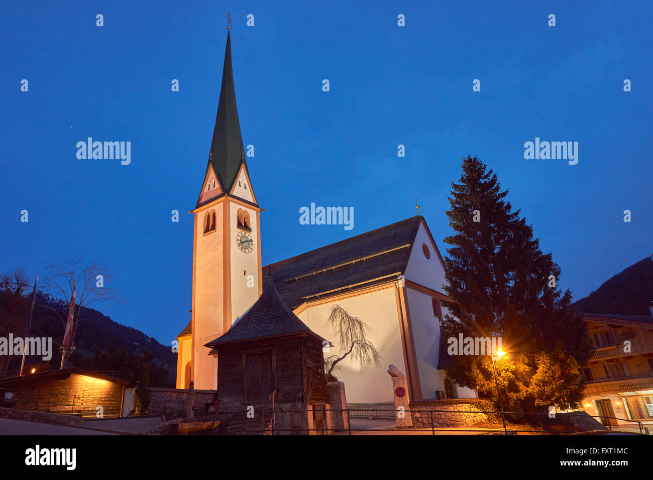 St Oswald la chiesa nel villaggio di Alpbach, Tirolo dell'Austria. In Austria il villaggio più belli e ben nota stazione sciistica. Foto Stock