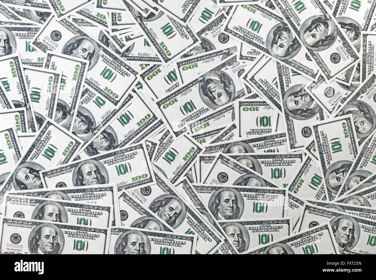 Lo sfondo da una varietà di banconote da cento dollari. Molti di dollari. Sfondo di denaro. Denaro falso. Foto Stock