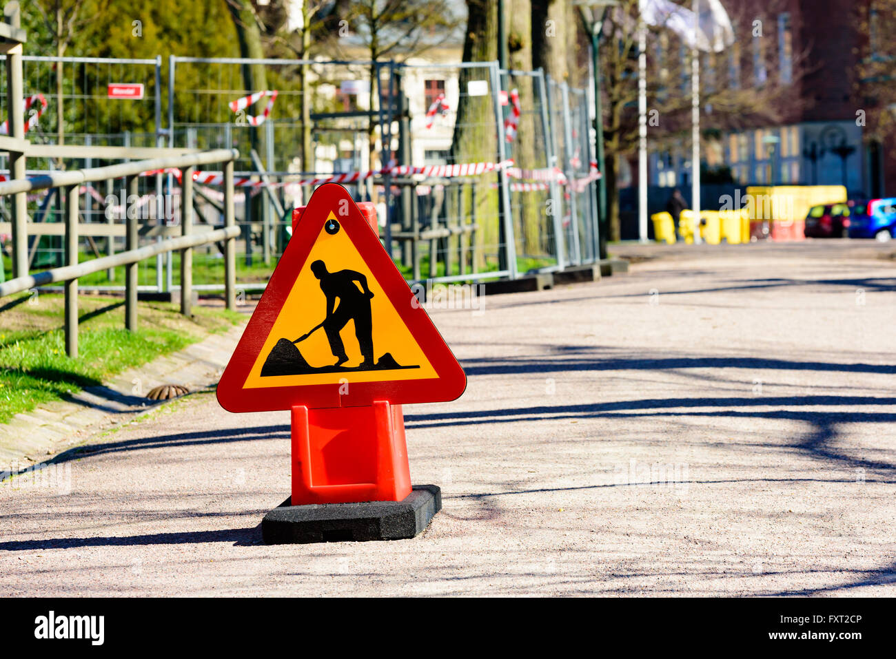 Lund, Svezia - 11 Aprile 2016: La vita quotidiana della città. Segnale di avvertimento circa un lavoro di strada prendendo posto. Recinzioni metalliche in bac Foto Stock