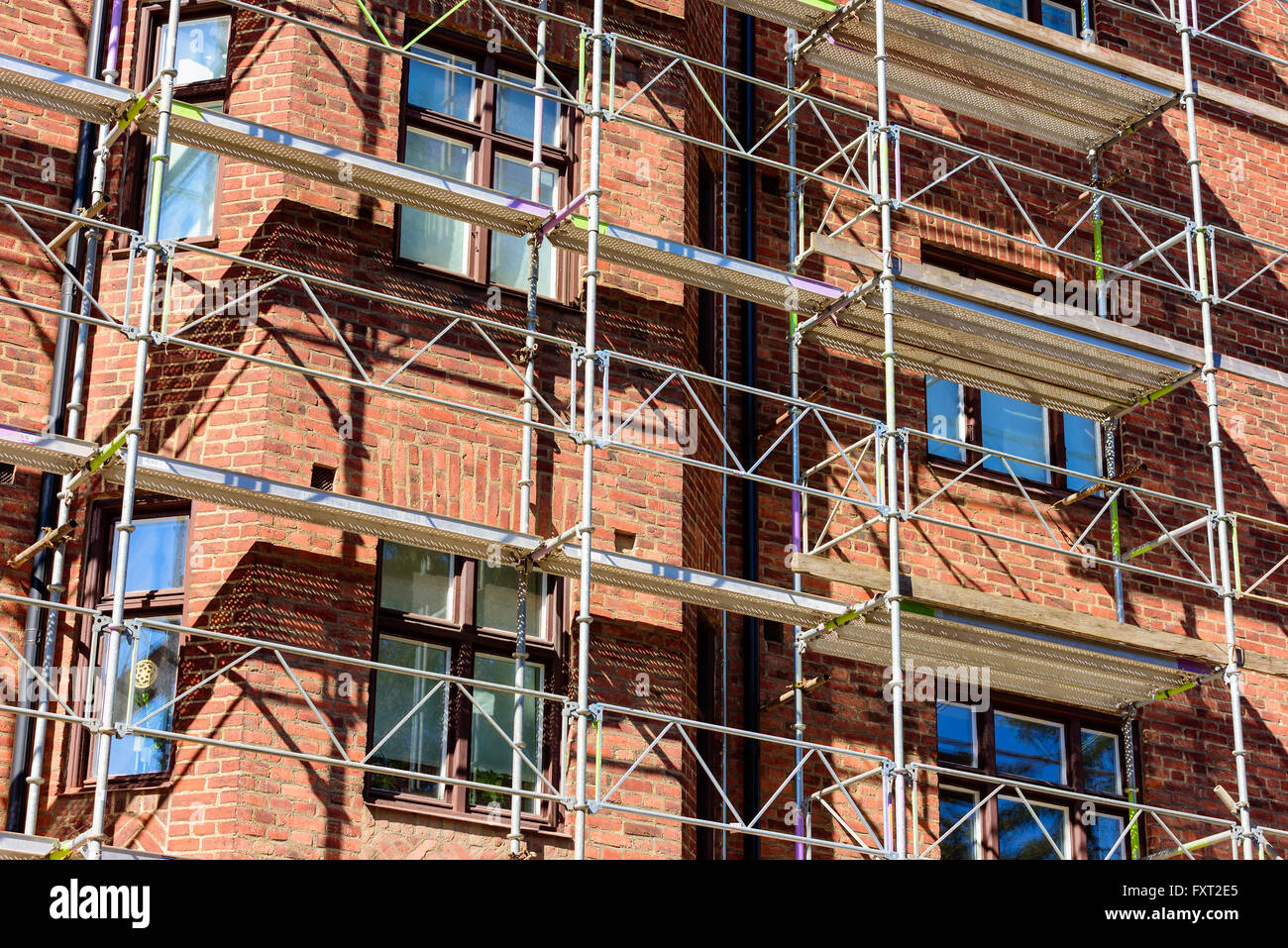 Lund, Svezia - 11 Aprile 2016: impalcature contro un rosso mattone edificio di appartamenti in corso di ristrutturazione. Foto Stock