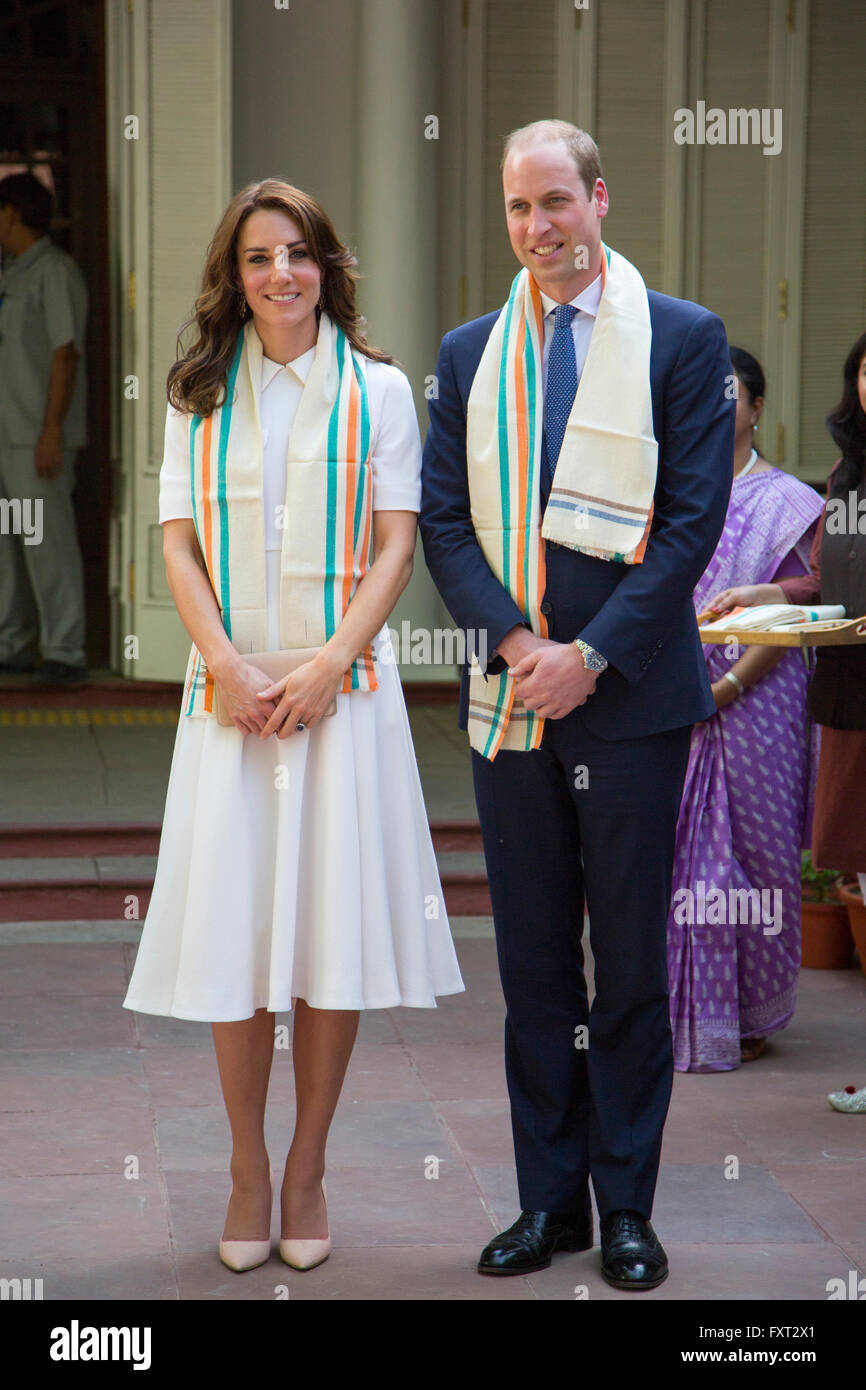 Il principe William e Catherine, duchessa di Cambridge posano con sciarpe presentato a loro quando si visita il Gandhi Smriti museum Foto Stock