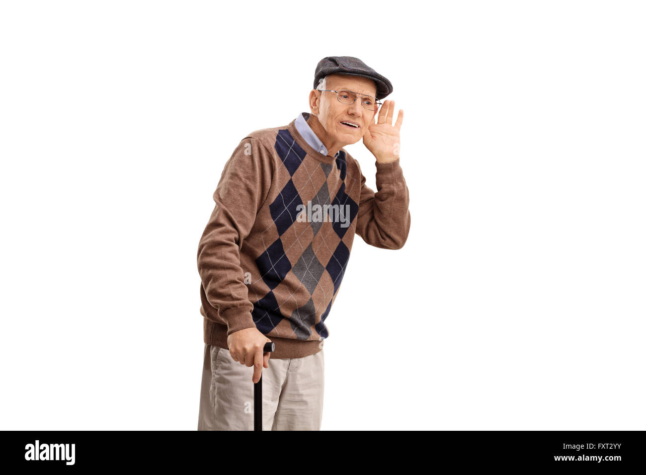Studio shot di un uomo anziano che lottano per sentire qualcosa di isolato su sfondo bianco Foto Stock