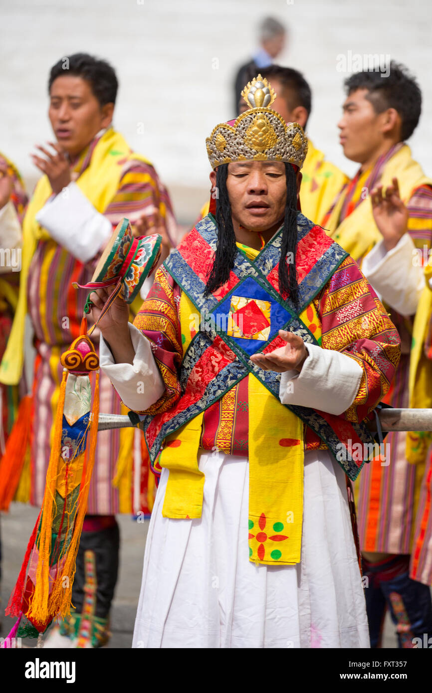 Cerimoniale tradizionale ballerini a una cerimonia di benvenuto a TashichhoDzong a Thimpu il campidoglio del Bhutan Foto Stock