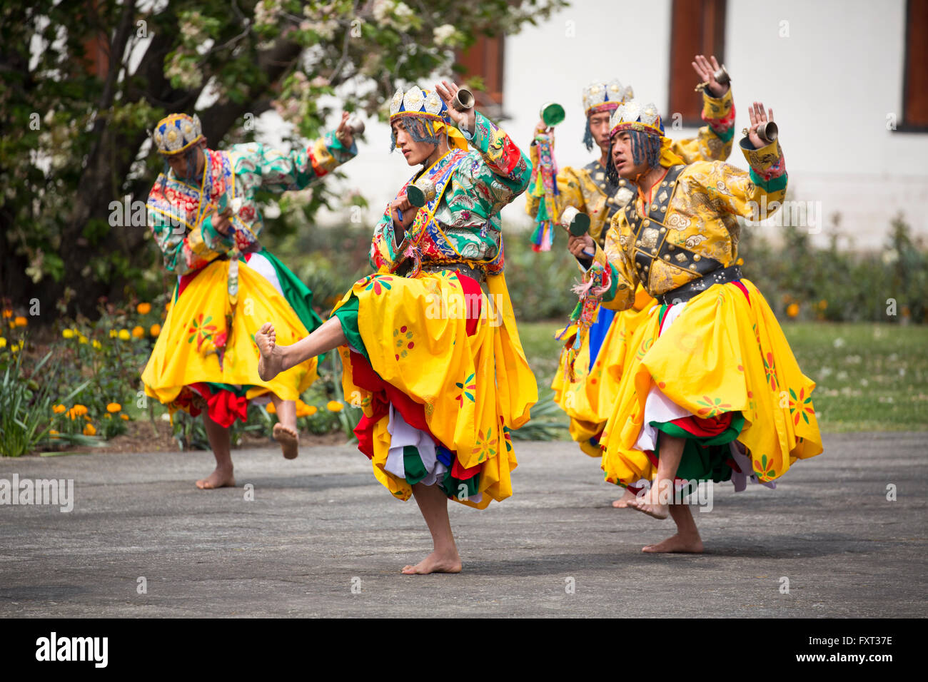 Cerimoniale tradizionale ballerini a una cerimonia di benvenuto a TashichhoDzong a Thimpu il campidoglio del Bhutan Foto Stock