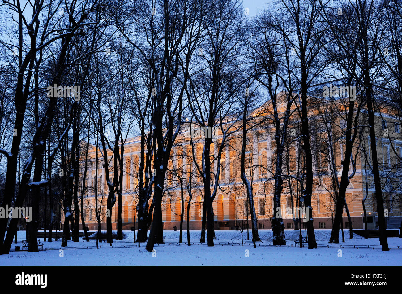 La Russia. San Pietroburgo. State Russian Museum (Museo Russo di sua maestà imperiale Alessandro III) nel Palazzo Mikhailovsky. In stile neoclassico, eretto nel 1819-25 e design by Carlo Rossi (1775-1849). Paesaggio invernale. Foto Stock
