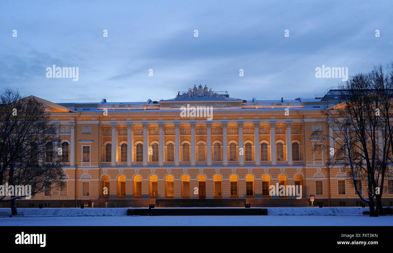 La Russia. San Pietroburgo. State Russian Museum (Museo Russo di sua maestà imperiale Alessandro III) nel Palazzo Mikhailovsky. In stile neoclassico, eretto nel 1819-25 e design by Carlo Rossi (1775-1849). Paesaggio invernale. Foto Stock