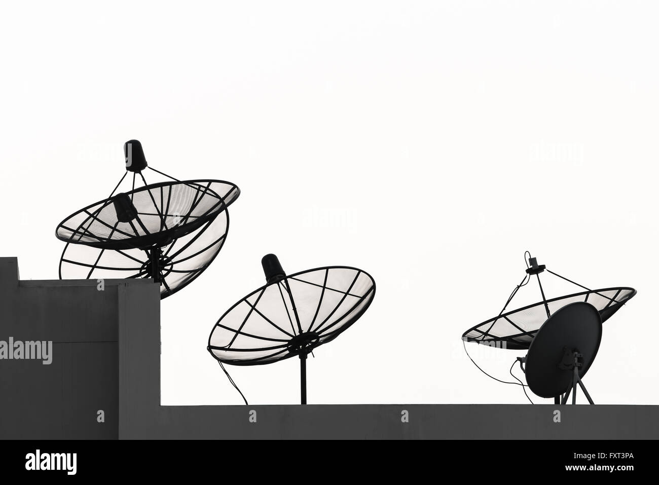 Parabole satellitari sulla sommità dell'edificio Foto Stock