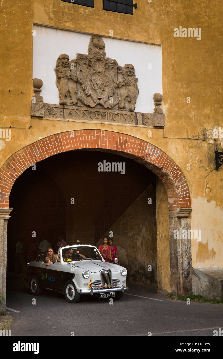 Sri Lanka Galle, Fort, Ridee gli ospiti della Villa touring in classico degli anni cinquanta Wolseley auto Foto Stock