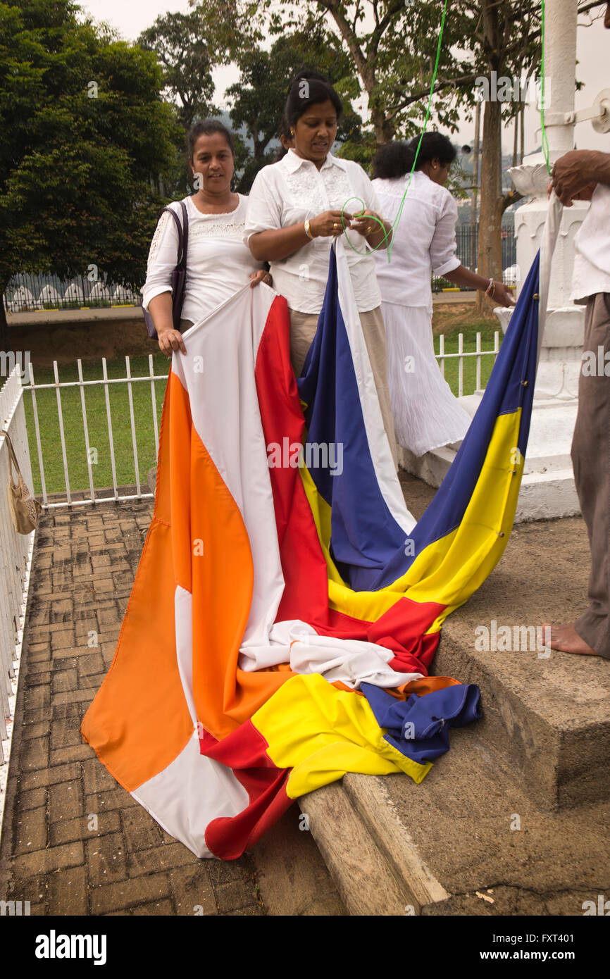 Sri Lanka, Kandy, il Tempio della Reliquia del Dente, volontari preparare grandi bandiera buddista Foto Stock
