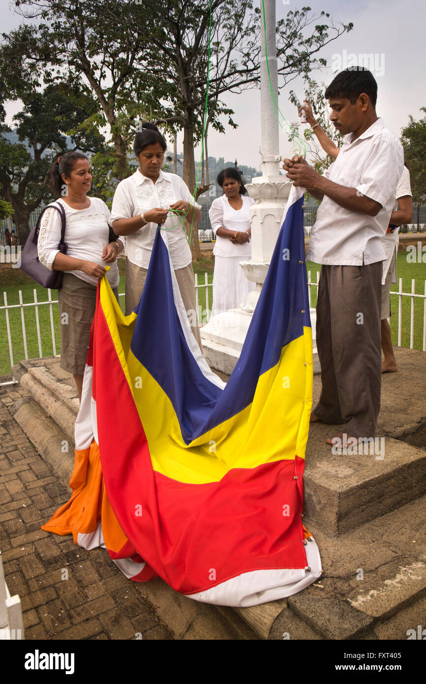 Sri Lanka, Kandy, il Tempio della Reliquia del Dente, volontari preparare grandi bandiera buddista Foto Stock