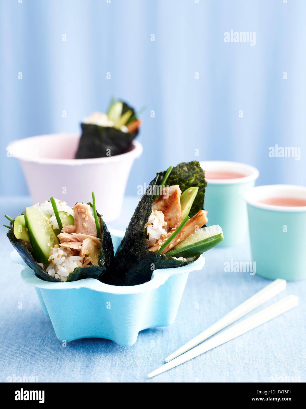 Rotoli di sushi in ciotola, Pranzo bimbi idea Foto Stock