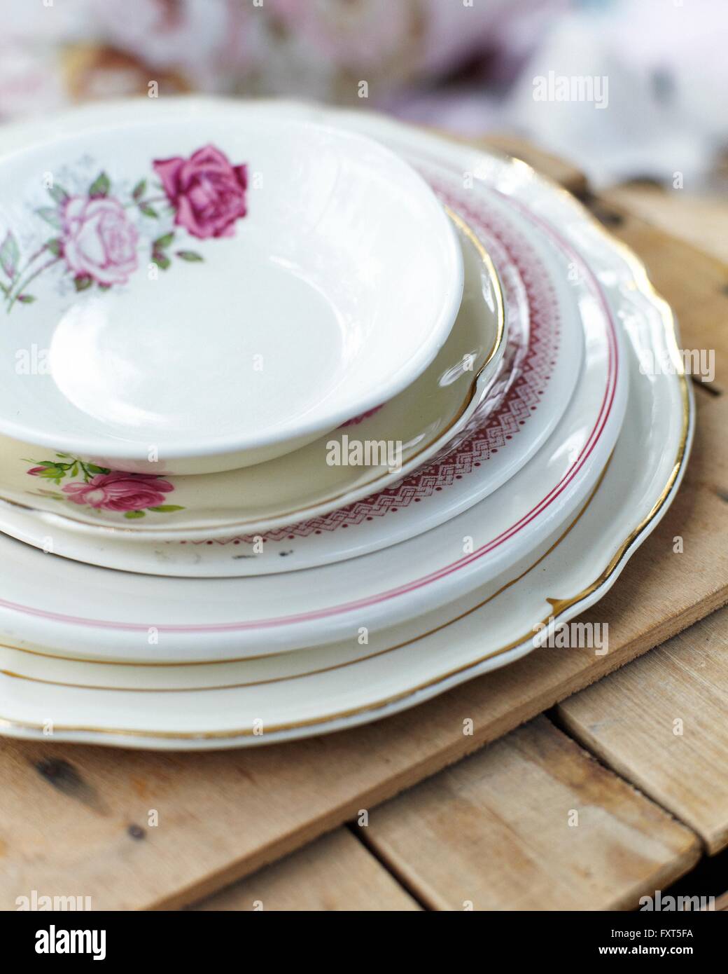 Pila di stoviglie vintage in legno taglieri Foto Stock