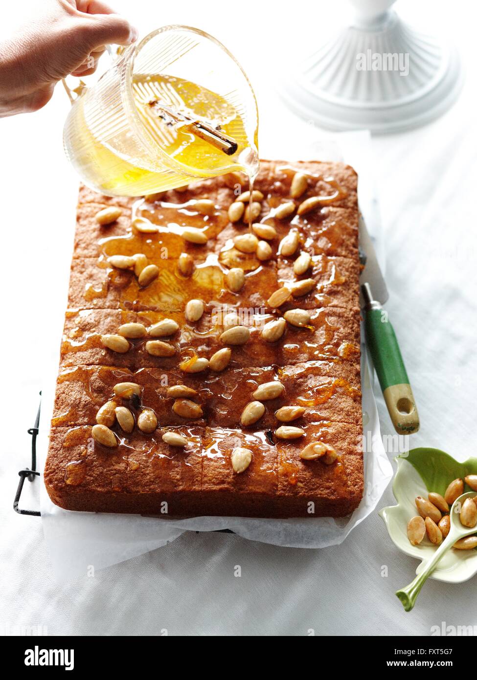 Colata di sciroppo di mandorle sulla torta di semolino Foto Stock