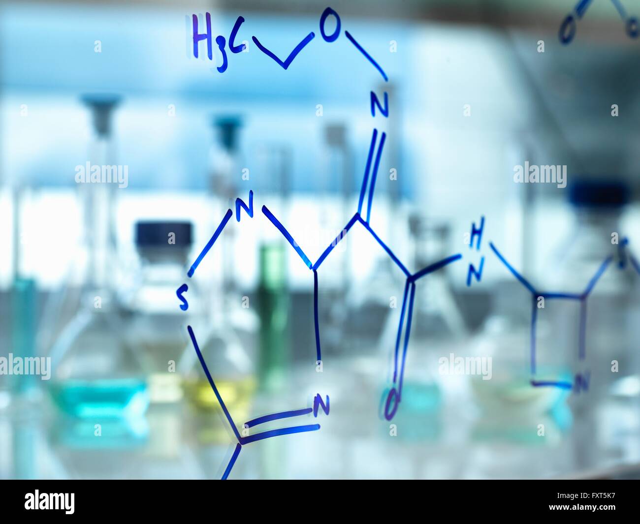 Formula chimica del farmaco antibiotico scritto sul vetro in laboratorio Foto Stock