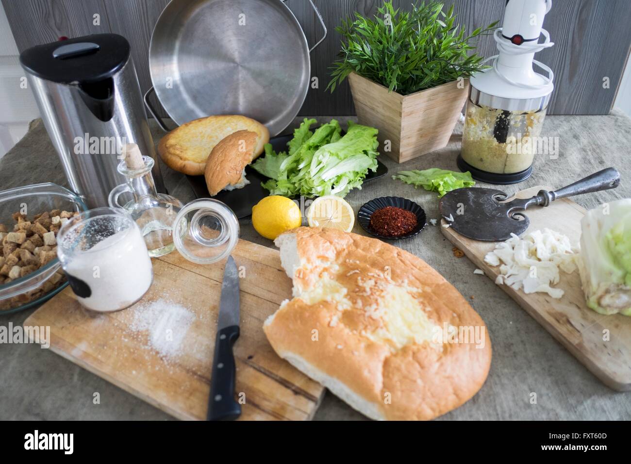 La tabella degli ingredienti con pane sul tagliere Foto Stock
