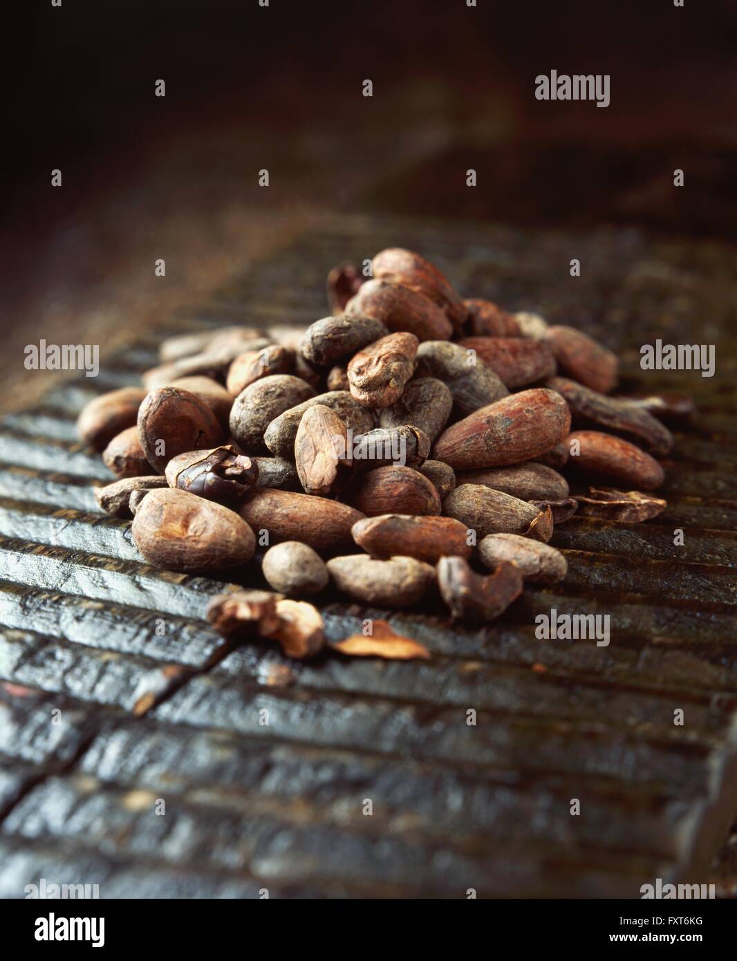 Materie le fave di cacao su un rilievo di legno, close-up Foto Stock