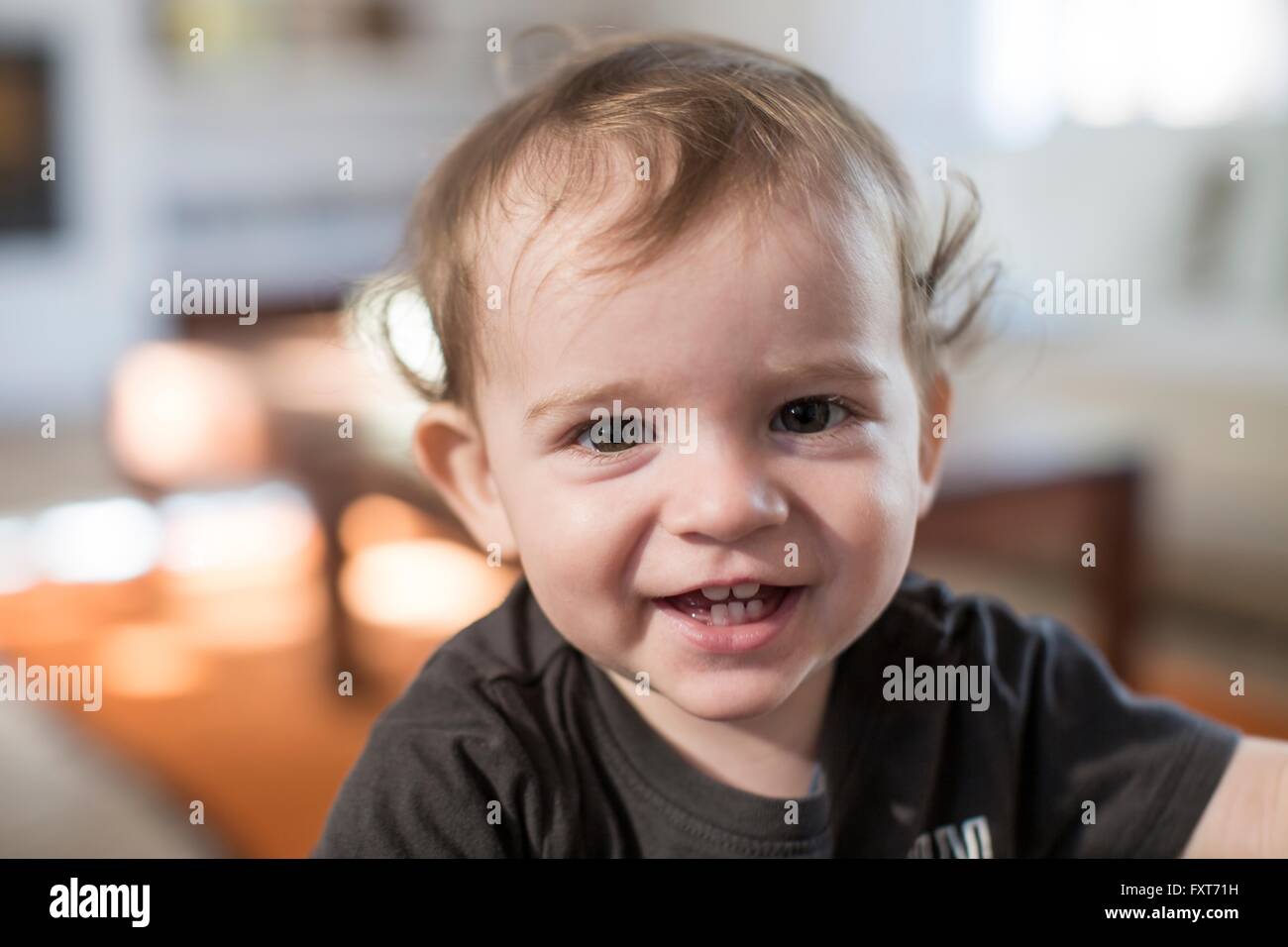 Ritratto di bambino guardando sorridente della fotocamera Foto Stock