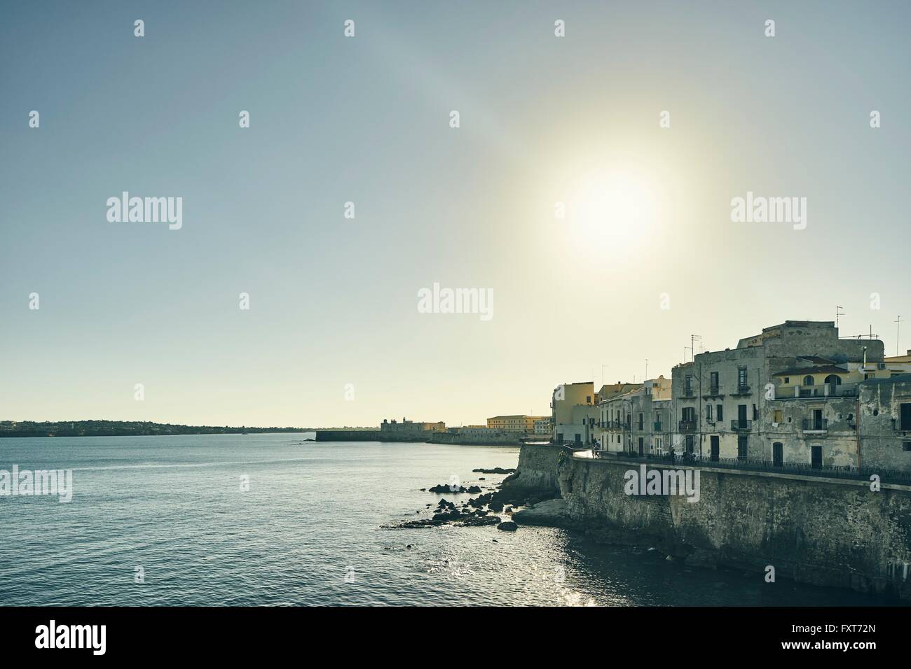 Case fronte mare sulla costa di Ortigia, Siracusa, Sicilia, Italia Foto Stock