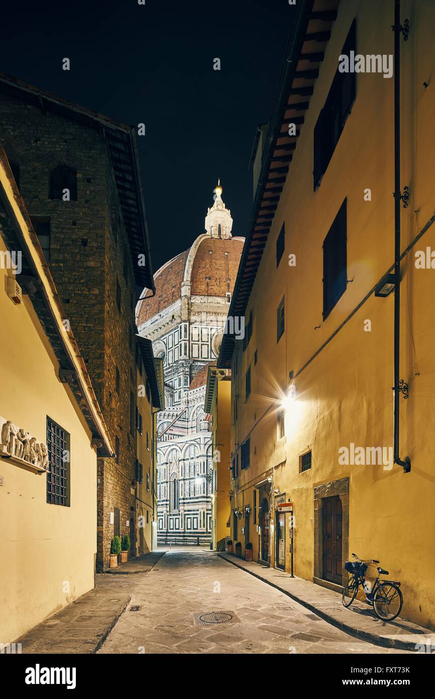 Street view del Duomo di Firenze di notte, Firenze, Italia Foto Stock