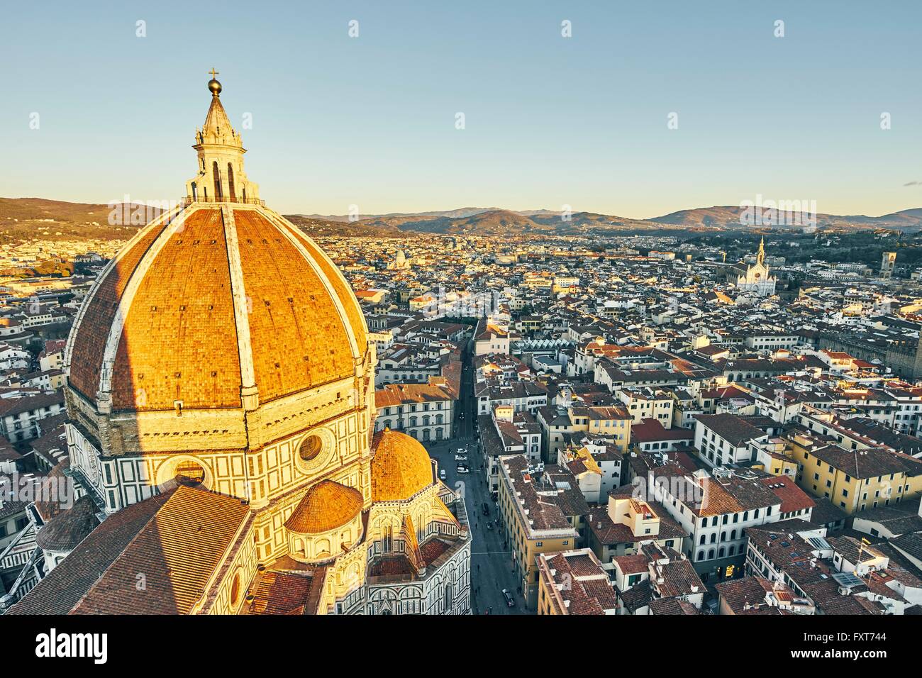 Angolo alto paesaggio urbano e la cupola del Duomo di Firenze, Firenze, Italia Foto Stock