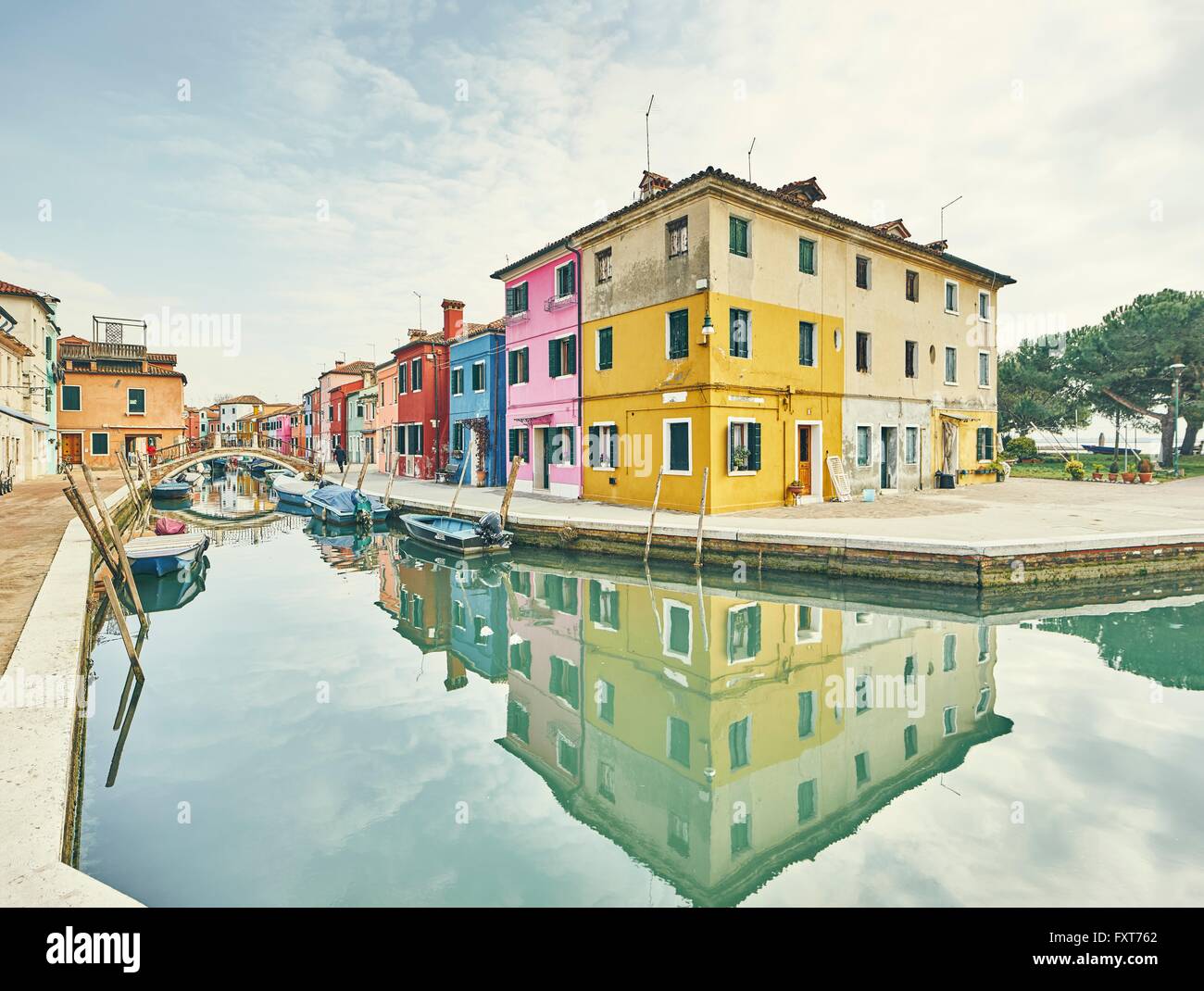 Multi tradizionali case colorate sul canal waterfront, Burano Venezia Italia Foto Stock