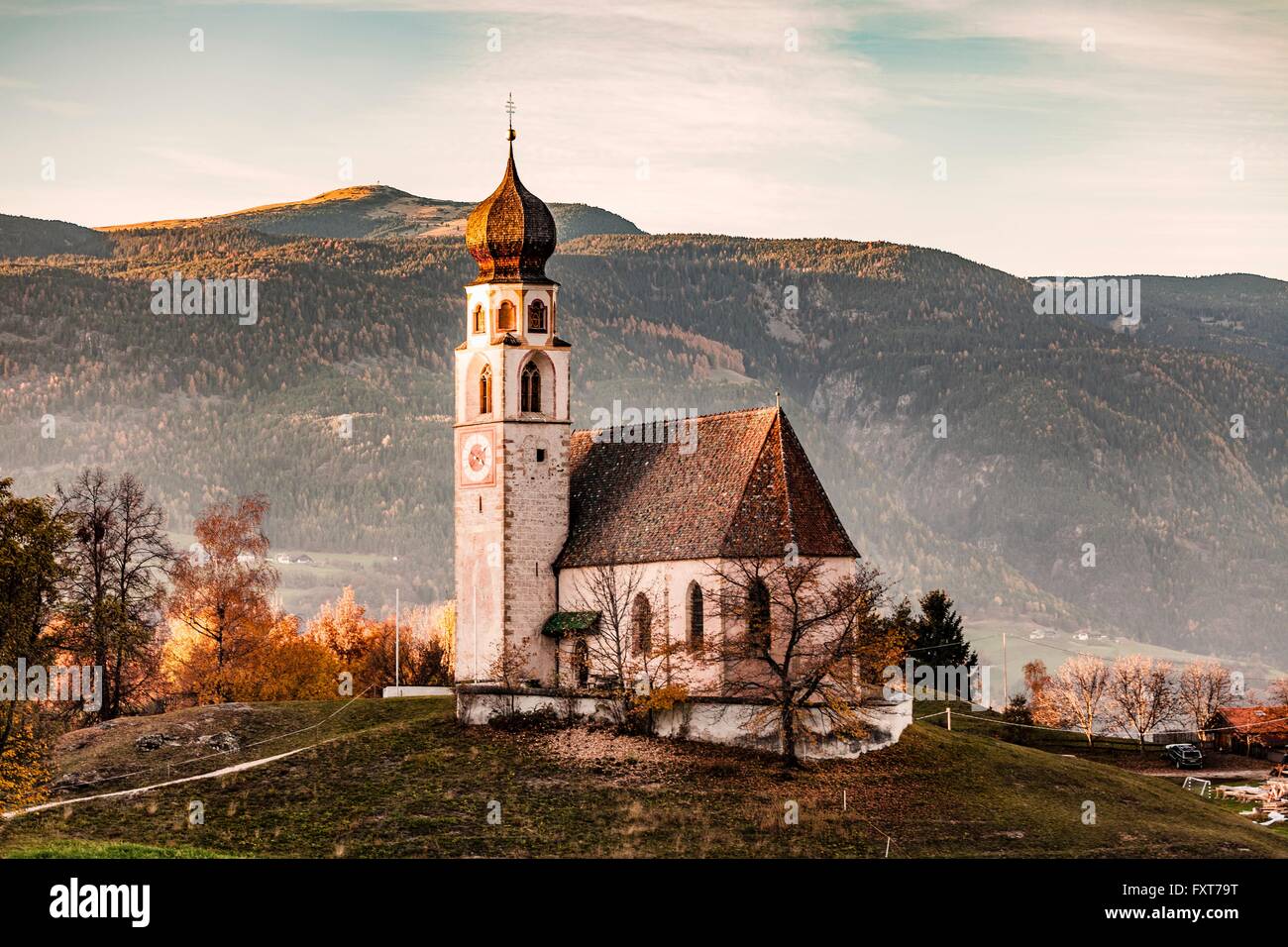 Chiesa tradizionale sulla collina, Dolomiti, Italia Foto Stock