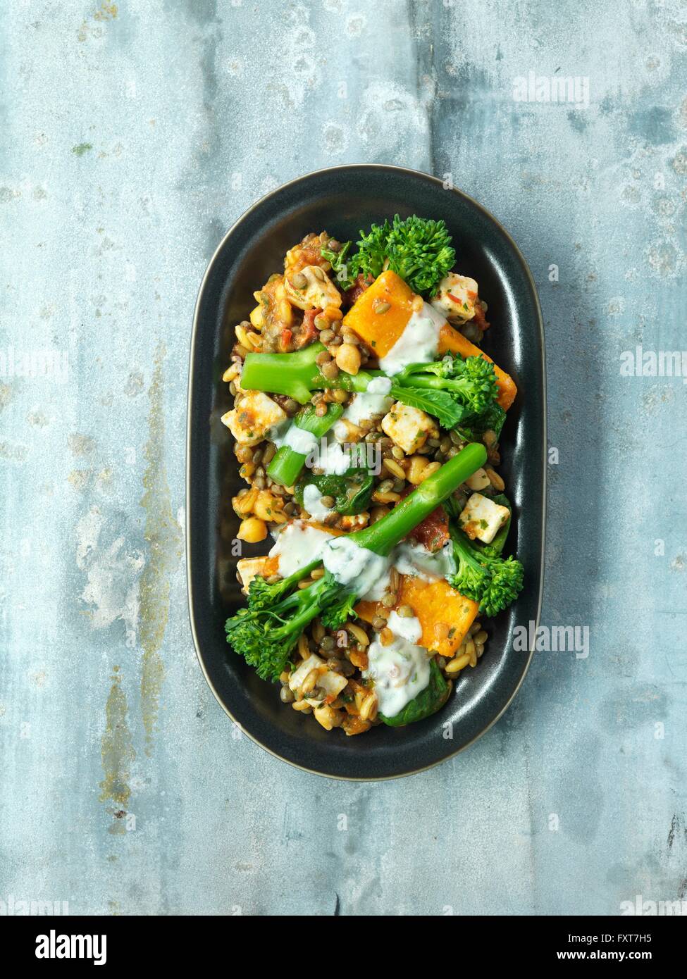 Arrosto di zucca e stelo di gara broccoli, tofu, lenticchie, ceci, pinoli Foto Stock