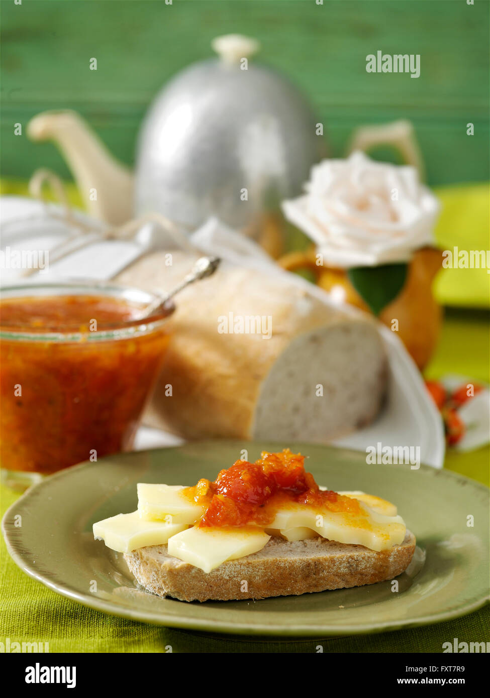 Tavolo da tè con pane, formaggio, marmellata e teiera vintage Foto Stock