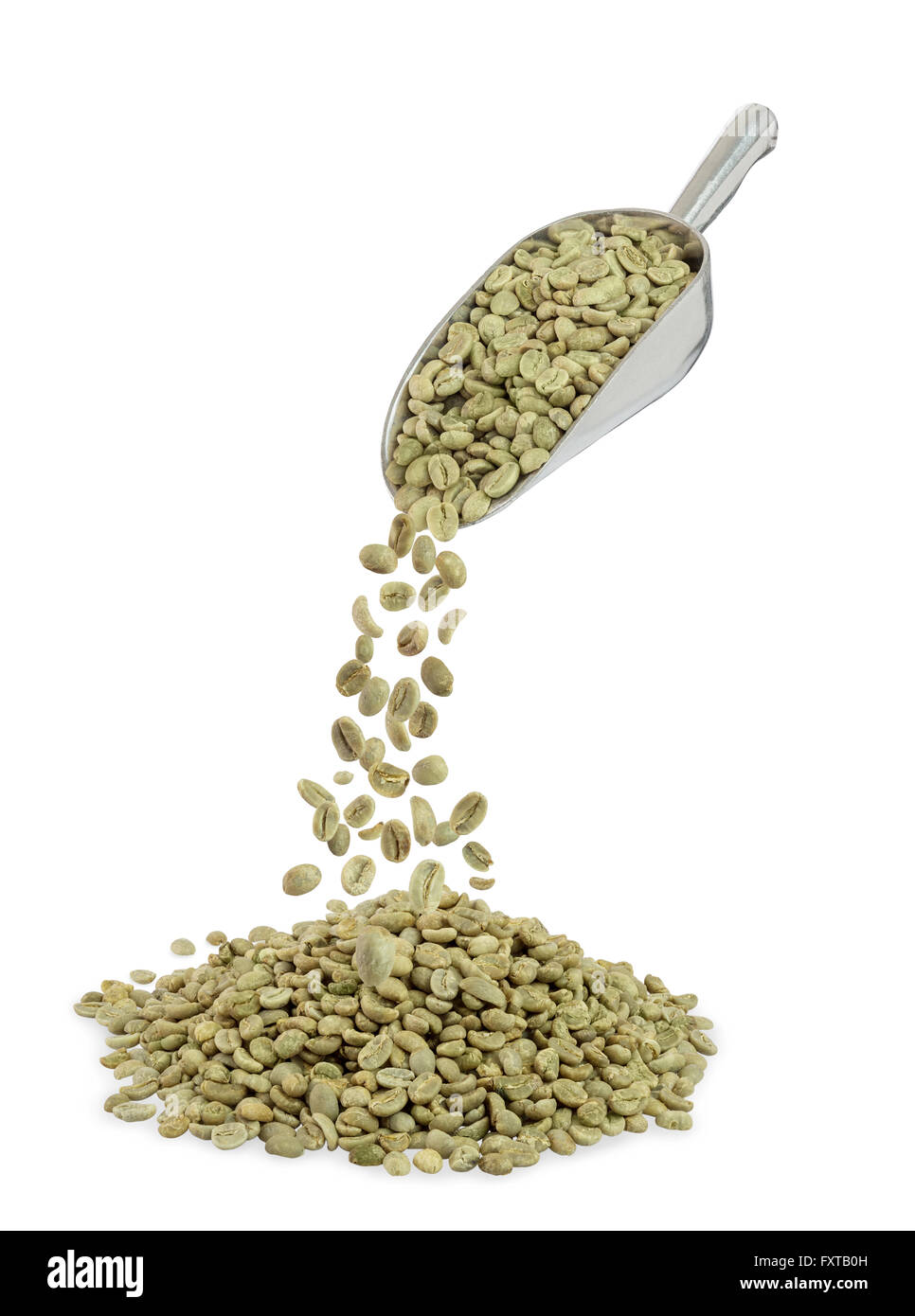 Cumulo di caffè verde e scoop in metallo isolato su bianco Foto Stock