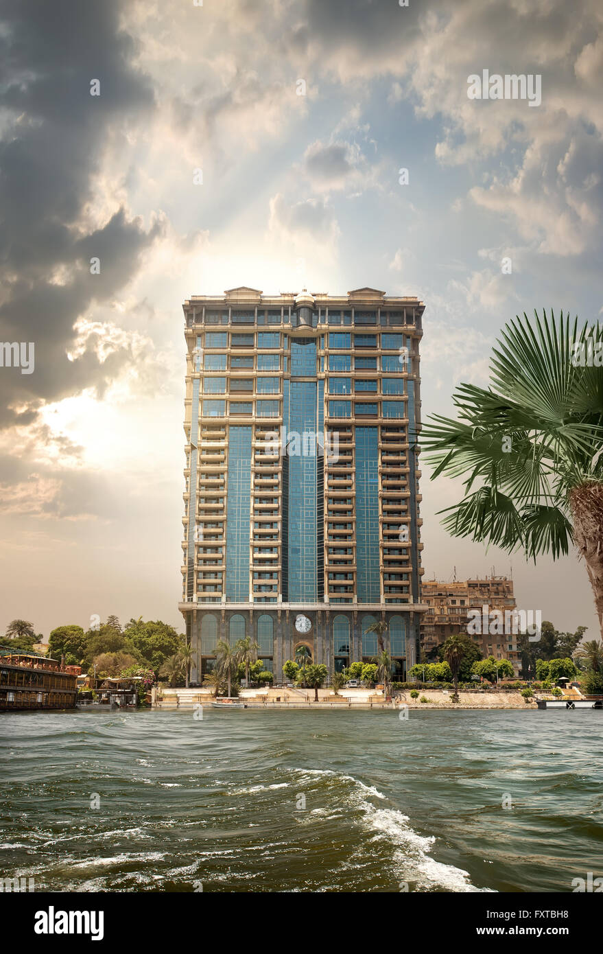 Edificio moderno in Cairo sulla sponda del Nilo Foto Stock