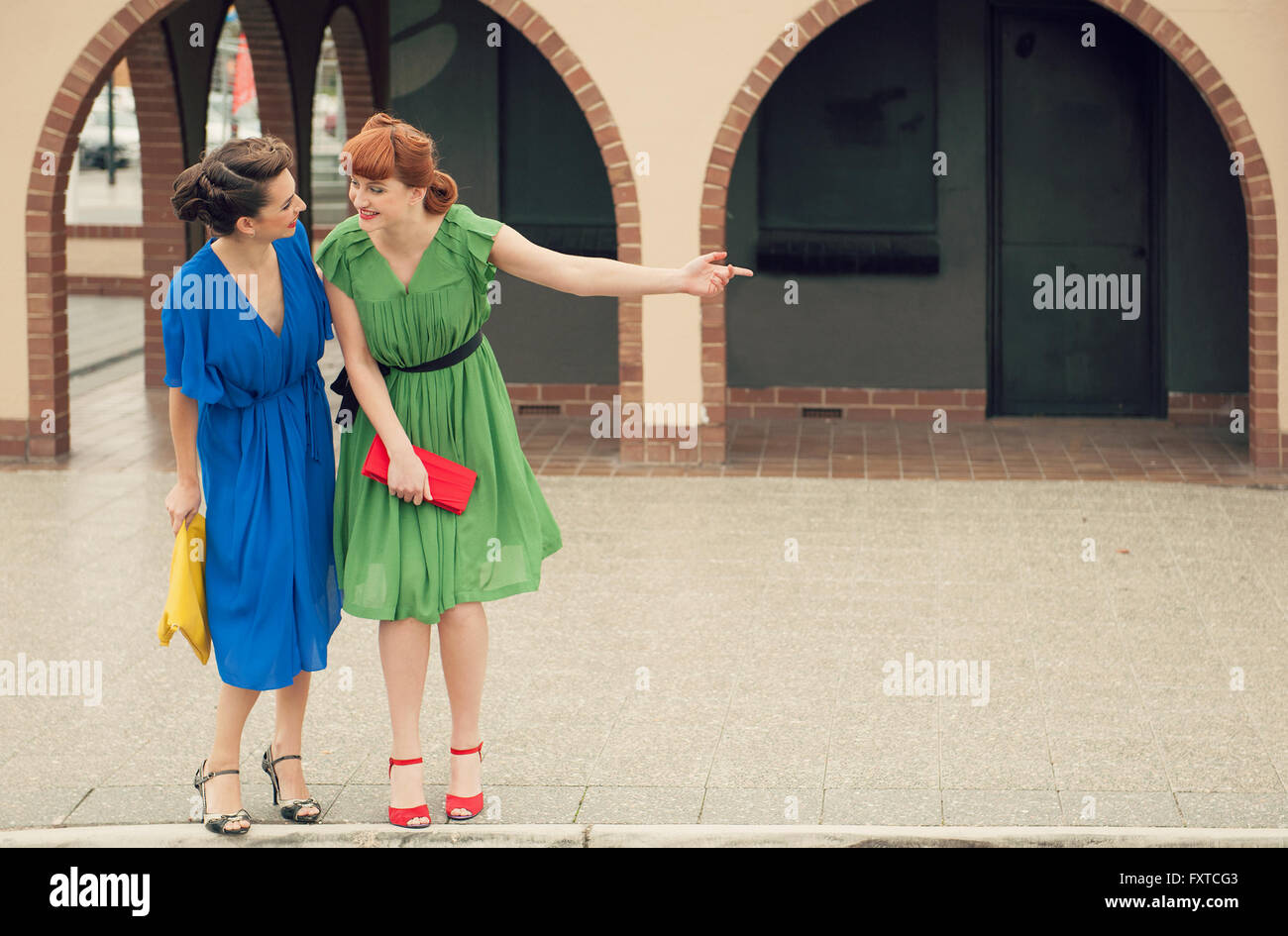 Due belle ragazze su strada in stile retrò.scena urbana con giovani donne Foto Stock