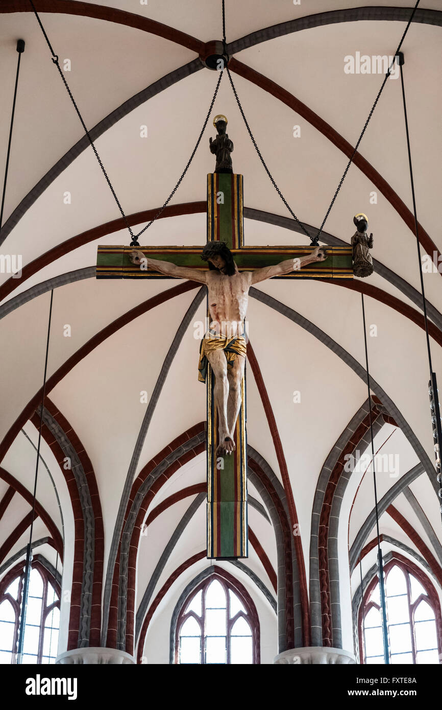Cristo crocifisso all'interno della chiesa di San Nicola in storico Nikolaiviertel nel quartiere Mitte di Berlino, Germania Foto Stock