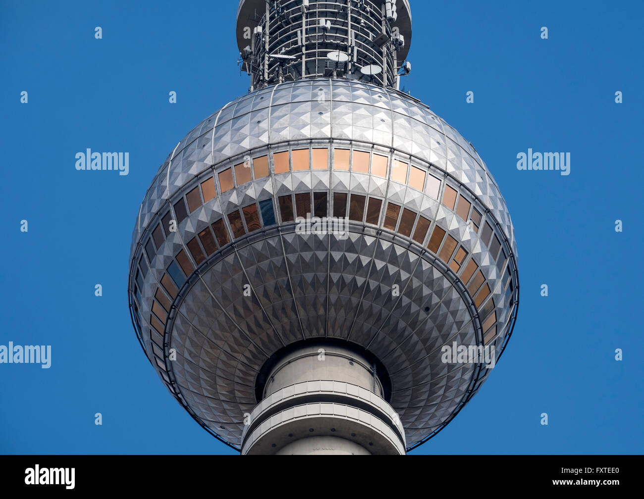 Dettaglio della torre della televisione o Fernsehturm ad Alexanderplatz in Mitte Berlino Germania Foto Stock