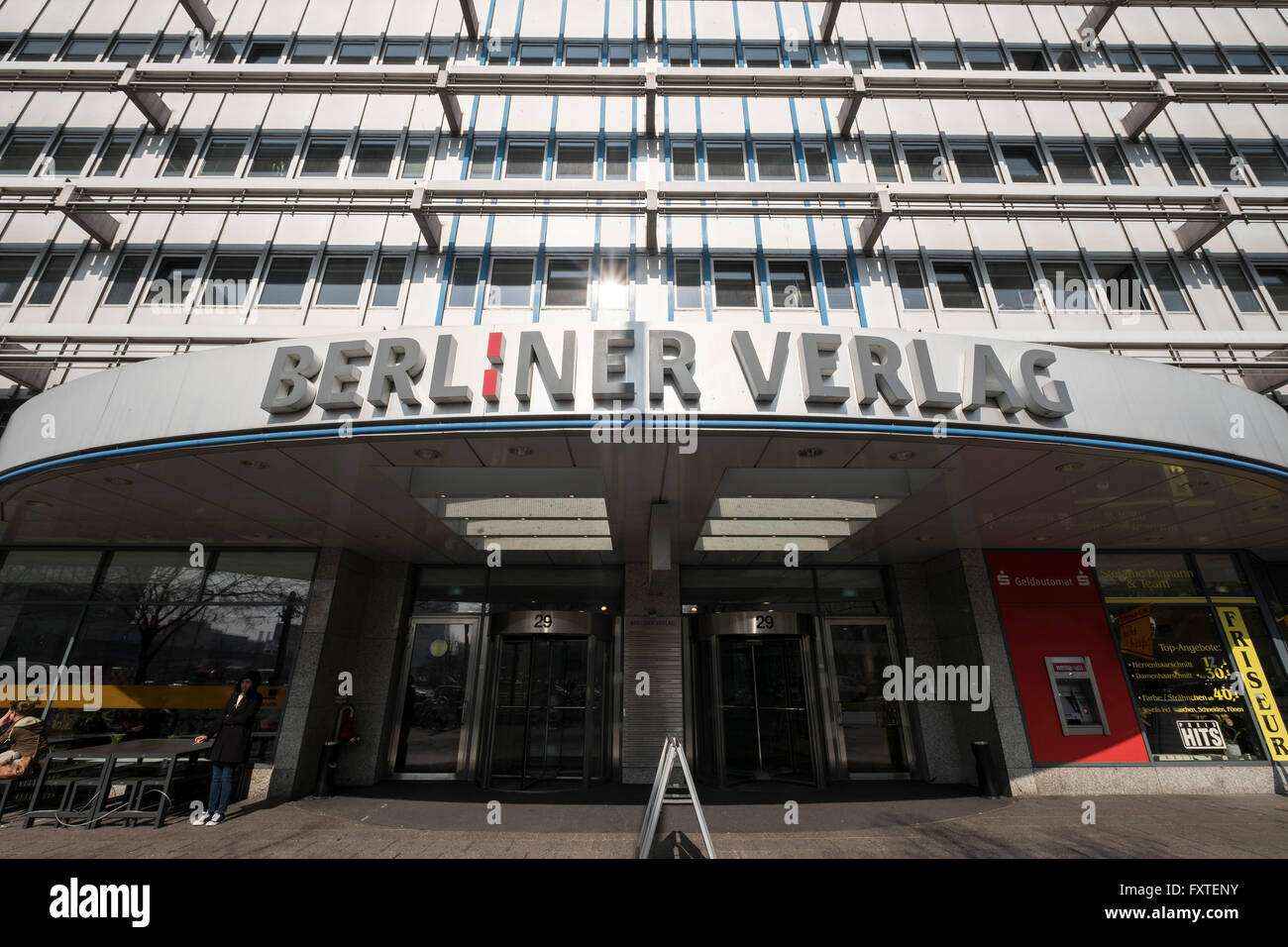 Esterno del Berliner Verlag edificio per uffici a Mitte Berlino Germania Foto Stock