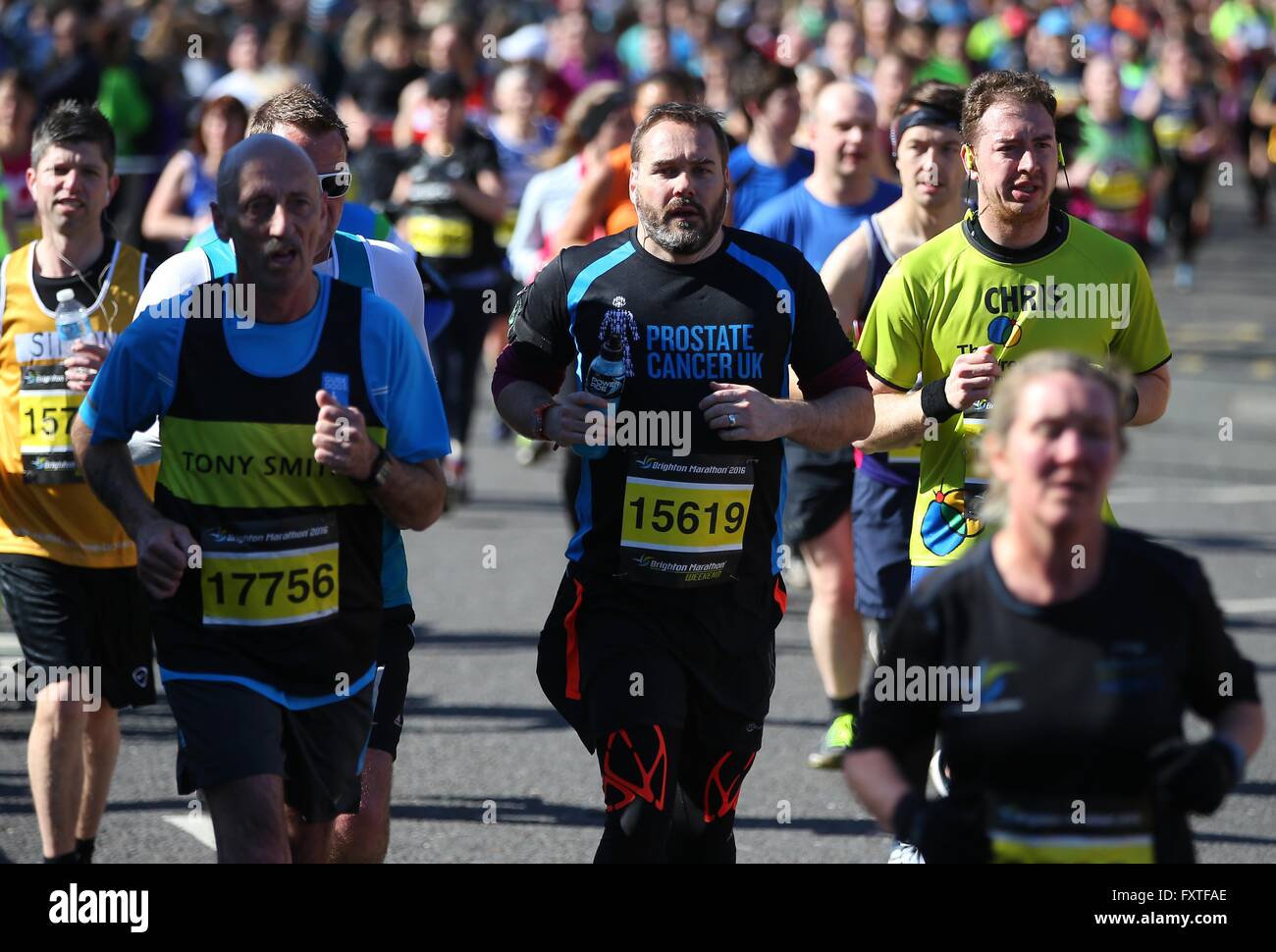 I corridori prendere parte nel 2016 Brighton Marathon. Foto Stock