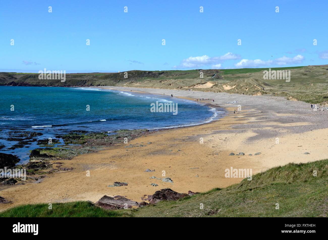 Spiaggia a ovest di acqua dolce Pembrokeshire Coast National Park in Galles Foto Stock