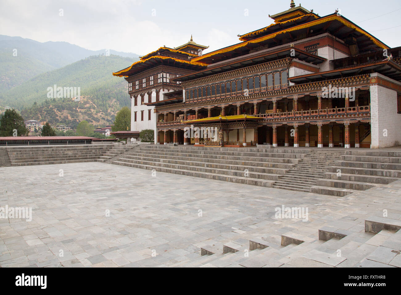 Tashichhoedzong བཀྲ ཤིས་ཆོས་རྫོང་è un monastero buddista e fortezza sul bordo settentrionale della città di Thimpu in Bhutan Foto Stock