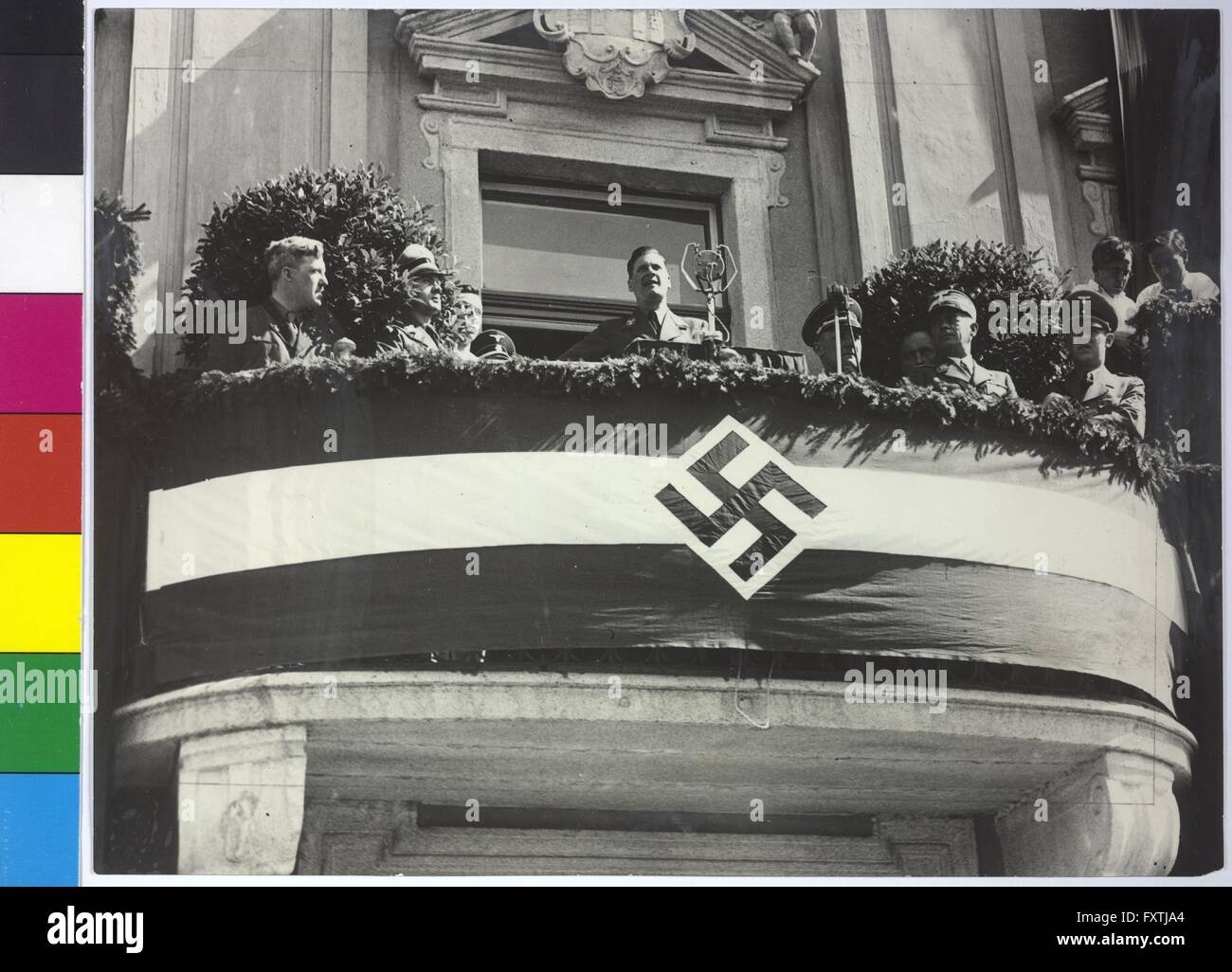 Baldur Von Schirach spricht am Balkon des Linzer Rathauses zur HJ Foto Stock