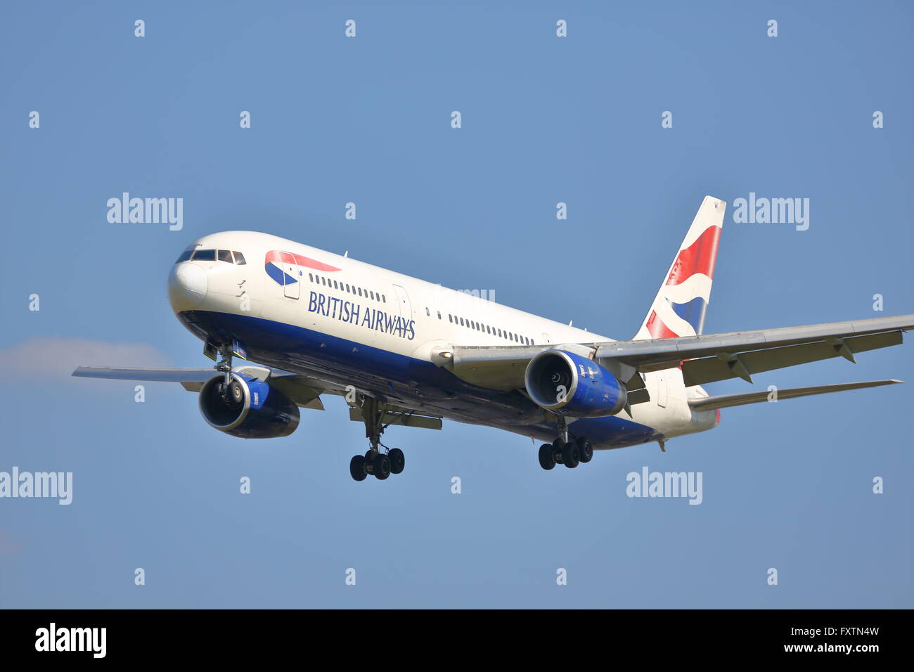 British Airways Boeing 767-300ER G-BNWI arrivando all'Aeroporto Heathrow di Londra, Regno Unito Foto Stock