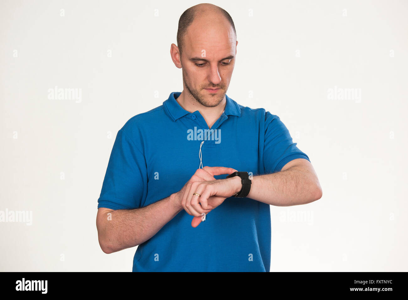 Guardando al percorso sulla sua smart watch Foto Stock