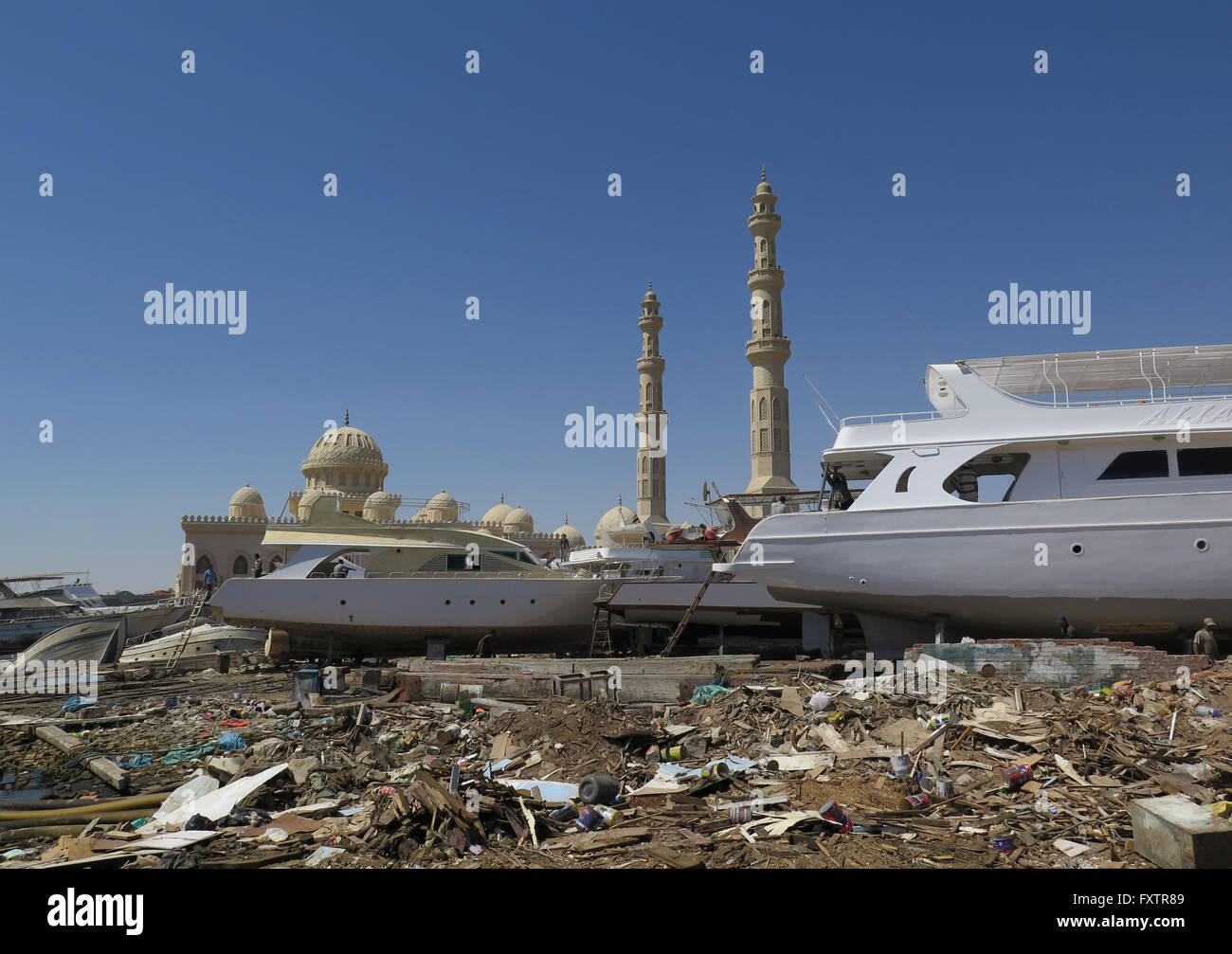 Schiffbau, Hafen, Aldahaar Moschee, Hurghada, Aegypten ha Foto Stock