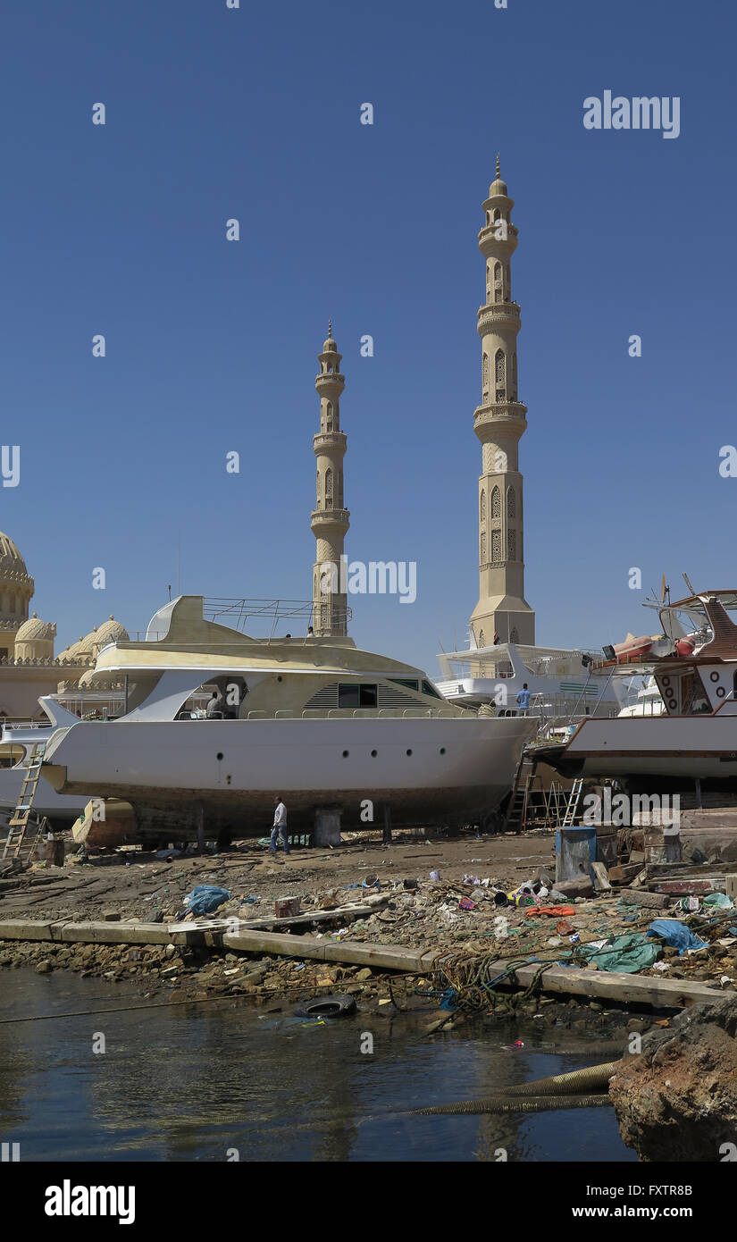 Schiffbau, Hafen, Aldahaar Moschee, Hurghada, Aegypten ha Foto Stock